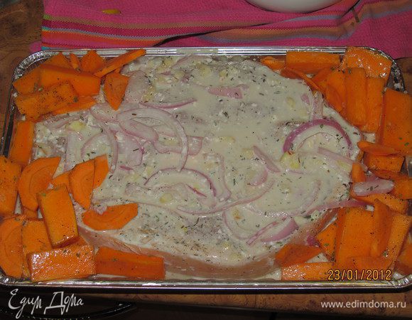 Оно должно прогреться, через 30 минут огонь убавить до 180 градусов и запекать 1 час. За 10 минут до окончания запекания посыпать тёртым пармезаном. 