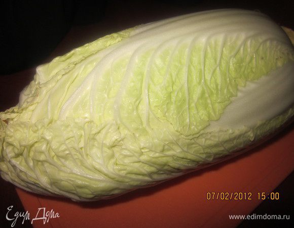 Кочан (у меня маленький, взяла на пробу для приготовления кимчхи)пекинской капусты.