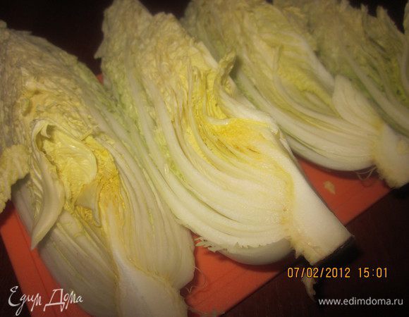 Капусту разрежем повдоль на 4 части.