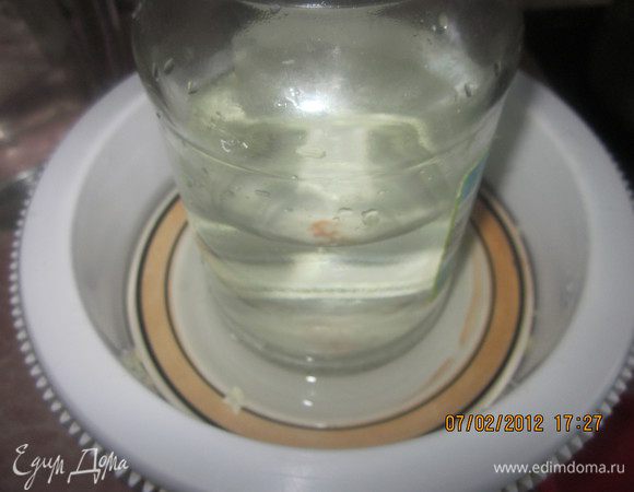 Зальем капусту рассолом так, чтобы покрывало верхние листы полностью. Сверху на капусту я положила  блюдце для того, чтобы не всплывали верхние листья,поставила еще и банку с водой. Кастрюлю с капустой оставить на 2 дня в теплом месте. У меня стояла на кухне. 
Для приготовления рассола берётся 2 ст.л. соли на литр воды. В горячей кипяченой воде развести соль, и поставить остужать. Заливать холодным(!) рассолом. На 1 кочан капусты у меня ушло 1,5 литра рассола.
