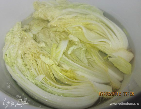 Капусту посолим и плотно уложим в кастрюлю, или чашку.