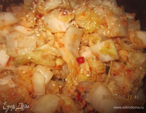 Кимчхи и мясо отлично гармонируют друг с другом. Кимчхи с низким уровнем калорий и большим количеством витаминов, мясо высококалорийно, богато белками, - это превосходная комбинация продуктов во всех аспектах.
А Жареный рис с кимчхи – это одно из легчайших блюд для приготовления. Вы можете добавить в кимчхи лук и морковь.Приятного аппетита!!! 