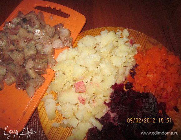 Сельдь - мелкими кусочками.Овощи отварить и натереть или кубиками нарезать.Яблоко натереть.Желатин развести в небольшом количестве воды,разогреть в микроволновке,смешать с майонезом.