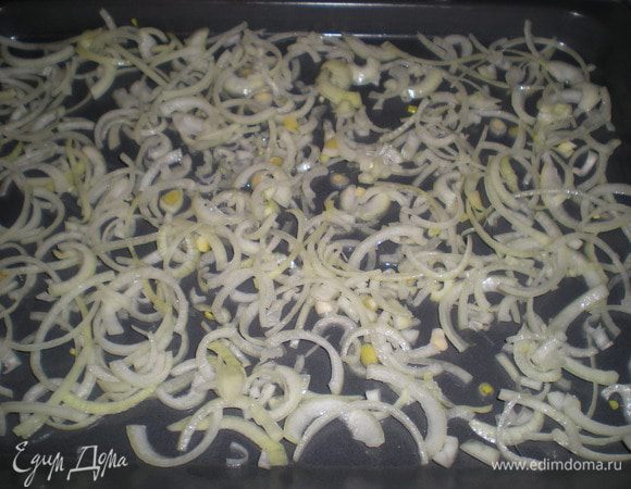 Лук нарезать полукольцами и выложить на противень.