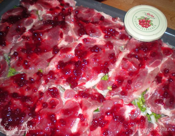 Сверху на мясо намазать брусничный соус.