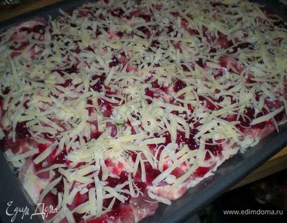 Присыпать сыром и отправить в духовку.Запекать при 200 гр до готовности мяса.