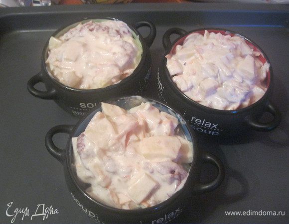 Все смешать кроме сыра добавить сметану,соль,перец перемешать, разложить по горшочкам.
