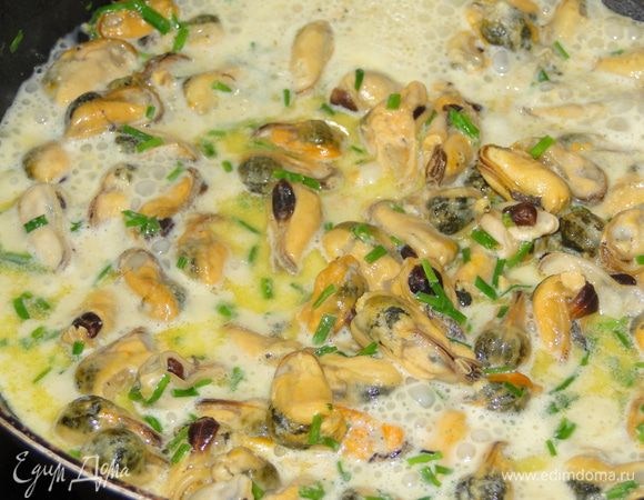 Готовьте еще несколько минут, помешивая. Обычно замороженные мидии уже соленые. Попробуйте, может, щепотка соли не помешает.