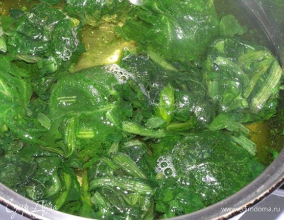 Шпинат отварить в кипящей подсоленой воде 1 минуту, отбросить на дуршлаг и дать обсохнуть.