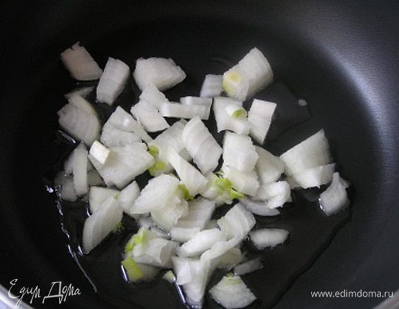 Лук измельчить и слегка обжарить на оливковом масле примерно 4 минуты. 