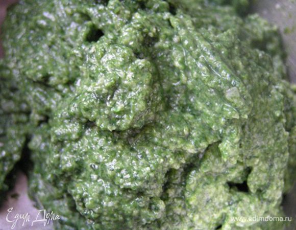 Провернуть дважды через мясорубку шпинат, лук и хлеб. 