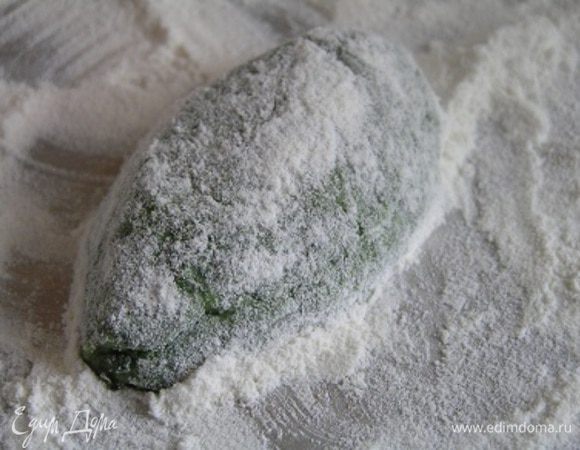 С помощью 2х ложек  сформировать ньокки размером с грецкий орех. *** И тут начинается самое интересное :)), потому что это не так просто (я думаю, что из-за замороженного шпината, который я не достаточно просушила), мое тесто получилось жидковато для лепки, пришлось добавить немного муки, потом я пыталась добиться такой же формы как у Валентино (а она далека от грецкого ореха) и вот что получилось...*** Затем выложить ньокки на поднос. присыпать мукой, чтобы не слипались.