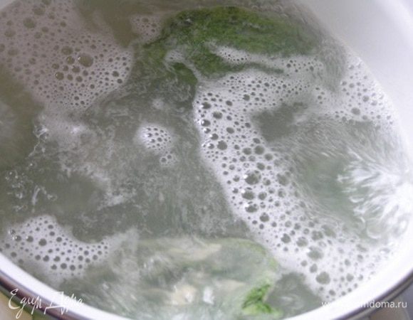 Отварить в подсоленой воде, пока не всплывут. 