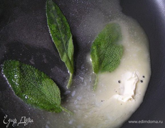 В кастрюльке (у меня в сковороде) растопить сливочное масло, добавить веточку шалфея. 