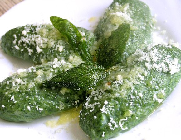 Как только масло запенится, полить им ньокки. Подавать сразу же! К этому блюду еще можно приготовить замечательный соус. Просто подогреть немного сливок с тертым сыром горгонзола.