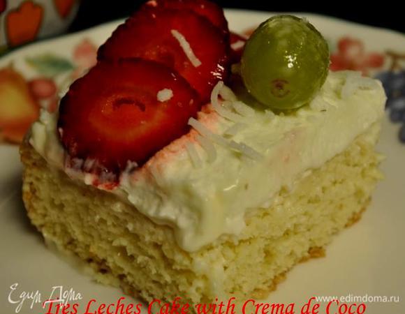 Взбить сливки с сахар.пудрой на высокой скорости.Выложить поверх на охлажденный бисквит с кремом.Добавить кокосовую стружку,клубнику и киви.