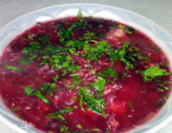 Свеклу помыть ,не чистить  и сварить  с добавлением уксуса.Охладить.Очистить от кожуры  и потереть на терке с крупными очками.
В это время закипел бульон,в него добавить
потертую свеклу  и лук порезанный кубиками.
Борщ посолить.Пусть покипит минут 10.
Желток сколотить с молоком и добавить муку.Все это вылить в борщ(как мама говорила-подбить борщ) ,перемешать,довести до кипения и выключить.

На сковороде пожарить сало порезанное кубиками с луком и чесноком.

Борщ налить в тарелки, ложкой добавить сало и посыпать зеленью.
И  приятного аппетита.
Тато(отец) любил набрать  в ложку пюре,затем борщ и вот  так кушал. 
