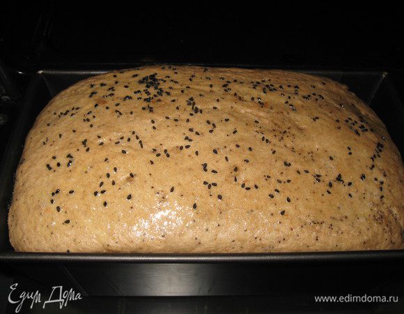 Вымесила тесто в ХП.Подошедшее тесто переложила в форму, смазанную маслом. Дала отдохнуть 20 мин, смазала тесто водой и посыпала чернушкой.