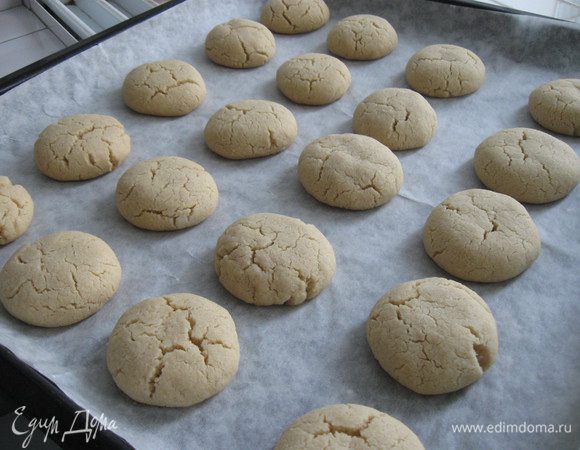 Печь при 160 С около 20 минут, печенье должно быть бежевого цвета. В процессе выпечки печенье немного расплывается и трескается. Печенье остудить, осторожно переложить т.к. оно очень хрупкое. Из данного количества продуктов у меня получилось 40 печенюшек.