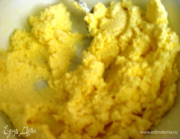 Масло тщательно растираем с сахаром. 