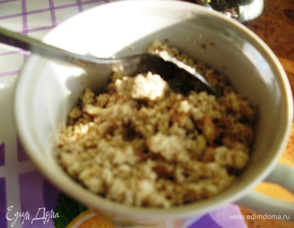 Орехи половину рубим, половину измельчаем в мельнице. 