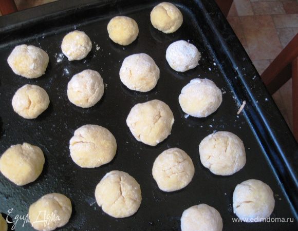 Духовку разогреваем до 180 градусов. Противень смазываем маслом. Достаем наше тесто. Делаем небольшие шарики (примерно как 2 ч.л.). 