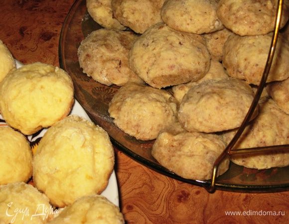 Выпекаем примерно 15-20 минут пока не подрумянятся. За печеньем важно следить, и не передержать. 