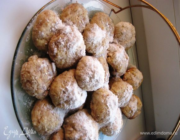 Ореховое обваливаем в сахарной пудре.