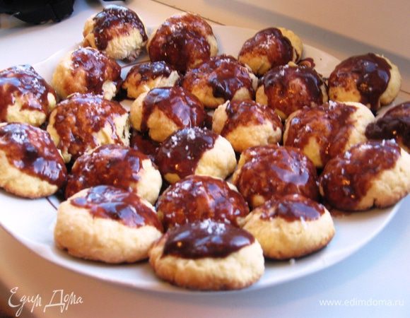 А кокосовое, по желанию, покрываем шоколадной помадкой. 