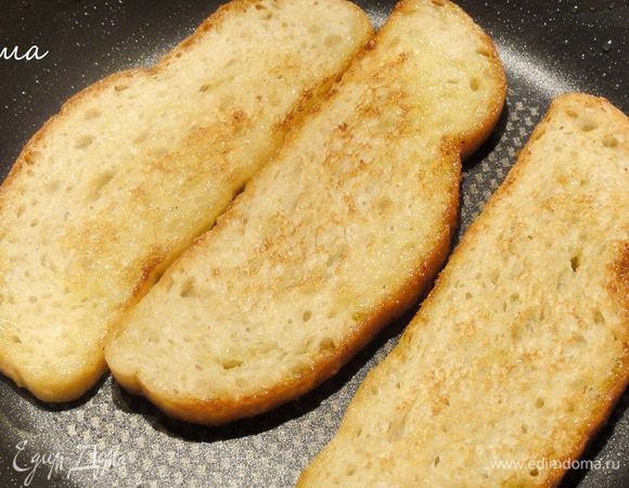 Кусочки хлеба обжарить на сухой сковороде. 