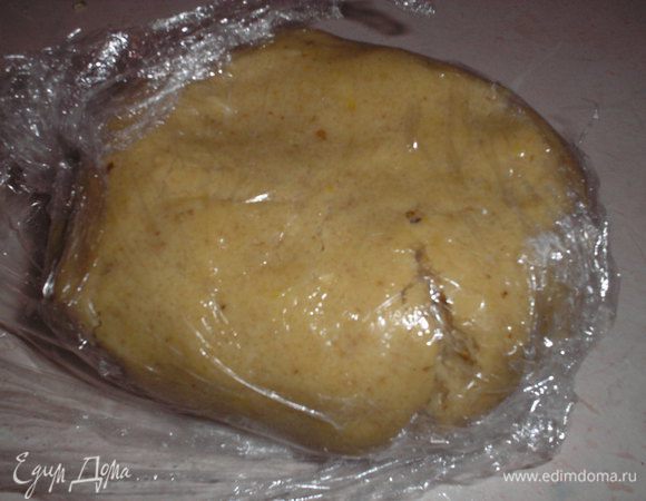 1/3 часть крошки отложить отдельно. В оставшуюся часть добавить желток и замесить пластичное  тесто. Завернуть тесто в пищевую пленку и поставить в холодильник на 1 час.