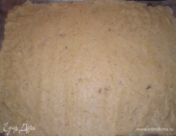 Остывшее тесто раскатать на пергаментной бумаге в пласт толщиной 4-5 мм.