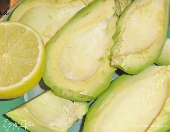 Авокадо почистить, нарезать, мелко нарубить зелень укропа...