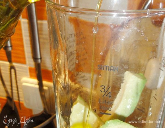 ...и положить в блендер. Добавить, сок лайма, оливковое масло и взбить до однородной массы.