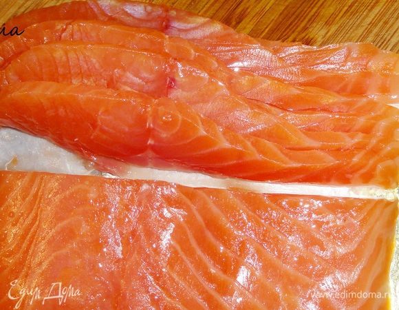 Семгу порезать тонкими ломтиками и удалить все косточки.