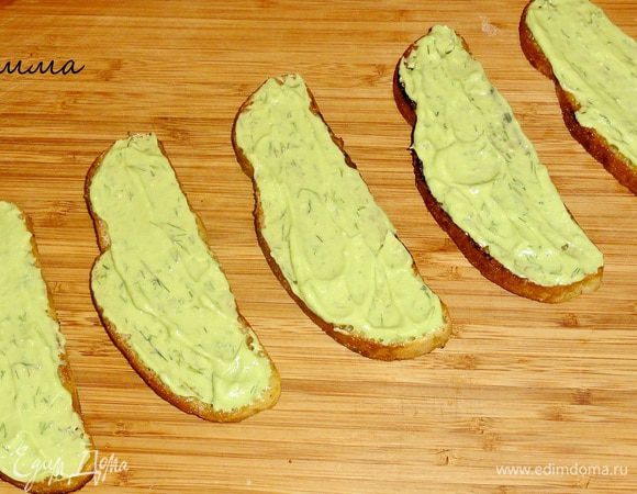 На каждый кусочек тоста  намазать авокадо.