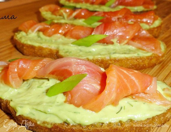 С верху выложить семгу и украсить по желанию зеленым луком.