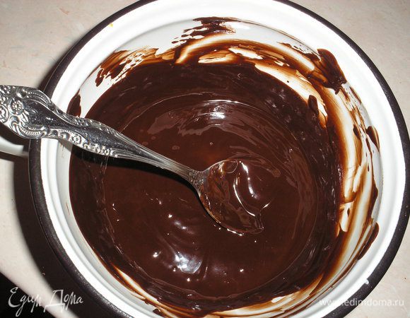 Шоколад поламать на куски и растопить на водяной бане с маслом.