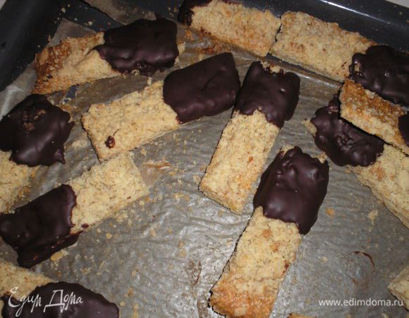 Печенье мокать одним концом в шоколад и выкладывать на пергамент для остывания. Вкуснее всего печенье когда постоит пару часов.