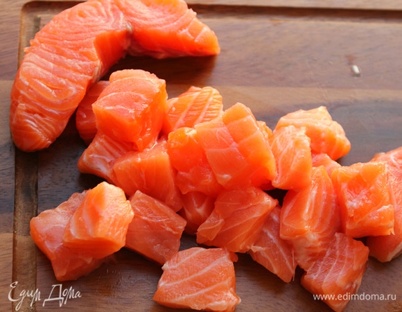 Свежую семгу порезать на кубики.