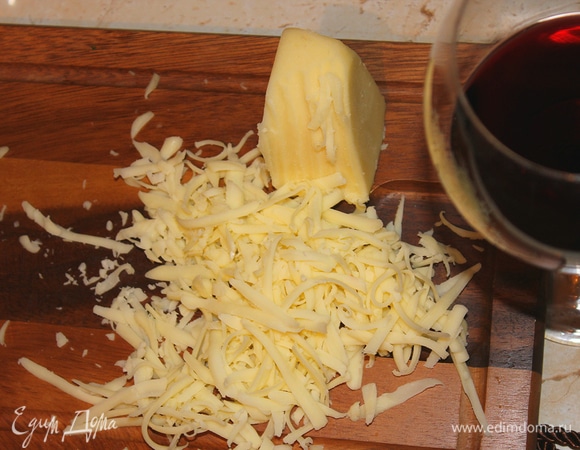 Сыр натереть на средней терке.