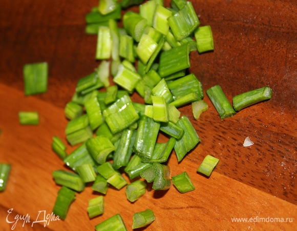 Зеленый лук мелко порезать.