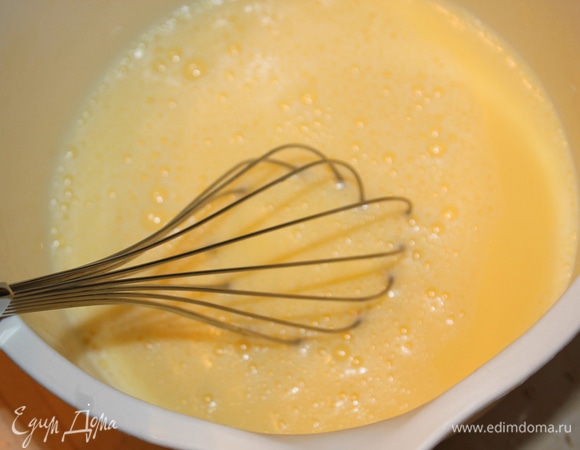 В миске взбить яйца с молоком. Посолить, поперчить по вкусу.