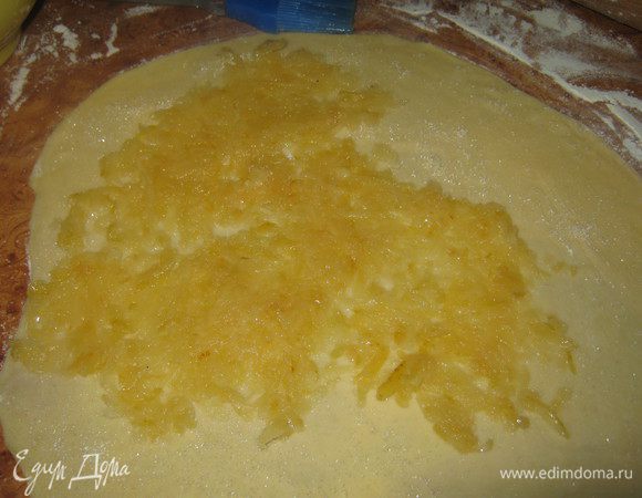 Делим тесто на одинаковые шарики, скалкой раскатываем в очень тонкий пласт. 
С помощью кисти смазываем его растительным маслом без запаха, посыпаем сахаром, выкладываем яблоки и сворачиваем рулетиком. Также поступаем с остальным тестом. 
