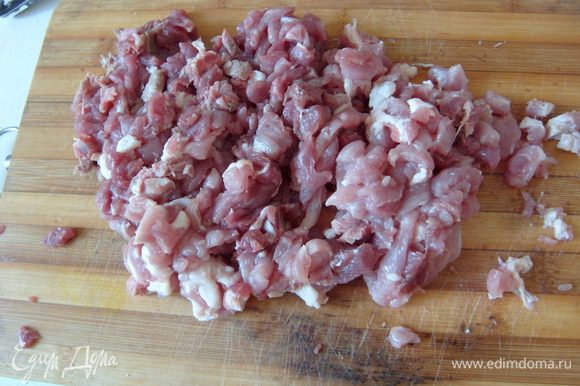 Нарезать мелко мясо (можно сделать фарш), но с нарезанным мясом на мой вкус лучше, сочнее. Нарезать мелко лук, чеснок.