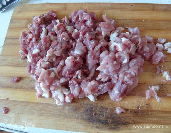 Нарезать мелко мясо (можно сделать фарш), но с нарезанным мясом на мой вкус лучше, сочнее. Нарезать мелко лук, чеснок.