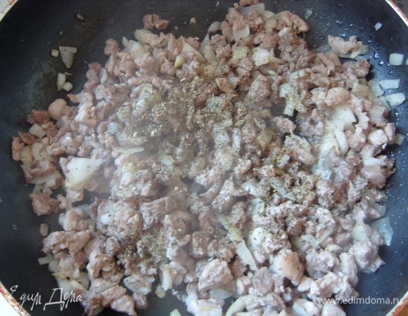 Обжарить мясо на сковороде 5-7 минут, добавить лук, чеснок, прованские травы, соль, перец. Обжаривать еще минут 5-7 и отставить.