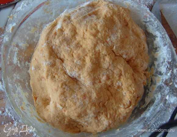 Смазать форму для запекания сливочным маслом. Выстелить дно и стенки формы тестом. Рекомендую оставить небольшой кусочек теста для украшения