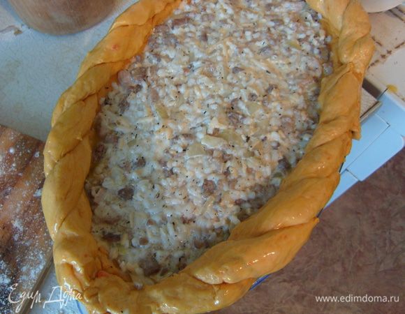 Выложить начинку на тесто, закрепить края. Отправить в духовку выпекаться на 30-40 мин при 180 градусах