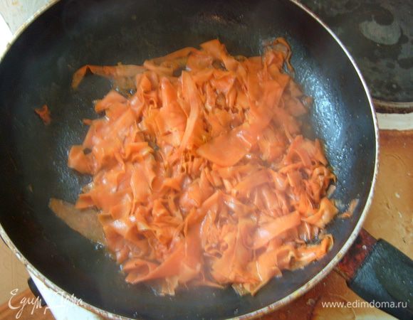 На раскаленную сковороду положить сливочное масло, сахар, куркуму. Выложить морковь и протушить 5-7 минут. Добавить лимонный сок.